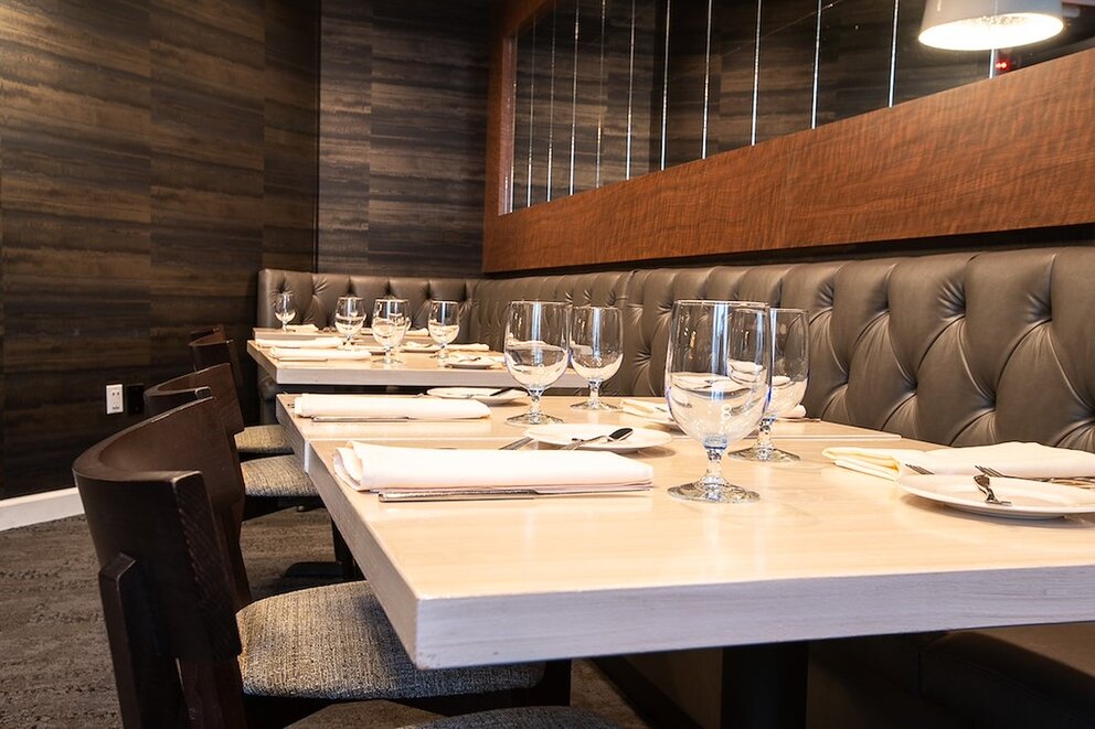 Table 28 wall seating